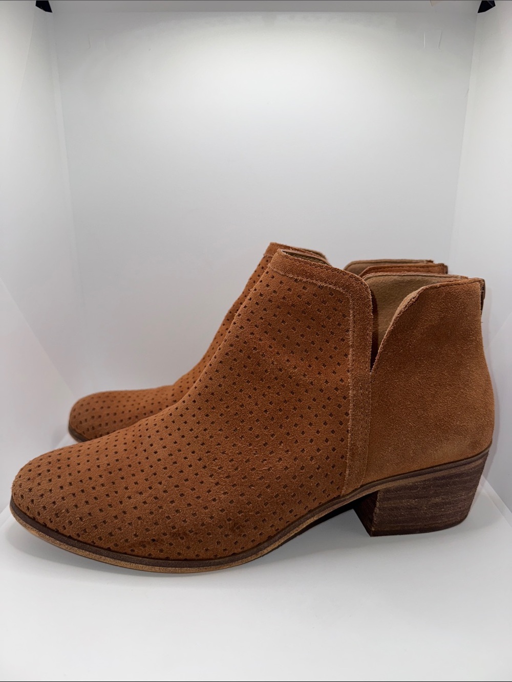 Susina Kyle-Lea Perforated Suede Ankle Bootie Boots Women’s 10 Tan